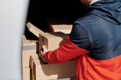 How international courier works